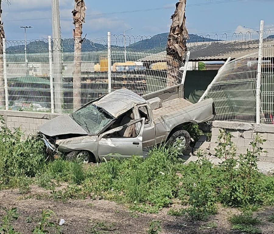 Conductor resulta ileso tras aparatosa volcadura en la carretera México 15 en Mazatlán