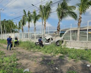 Conductor resulta ileso tras aparatosa volcadura en la carretera México 15 en Mazatlán