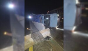 Vuelca camioneta tras choque con tráiler en la México, en Guasave, Sinaloa; reportan un lesionado