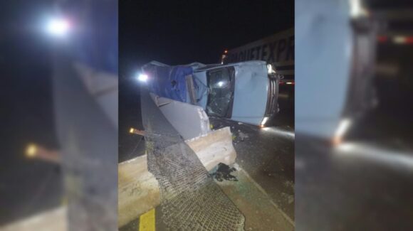 Vuelca camioneta tras choque con tráiler en la México, en Guasave, Sinaloa; reportan un lesionado