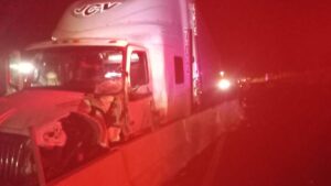 vuelca camioneta tras choque con trailer en la mexico en guasave sin