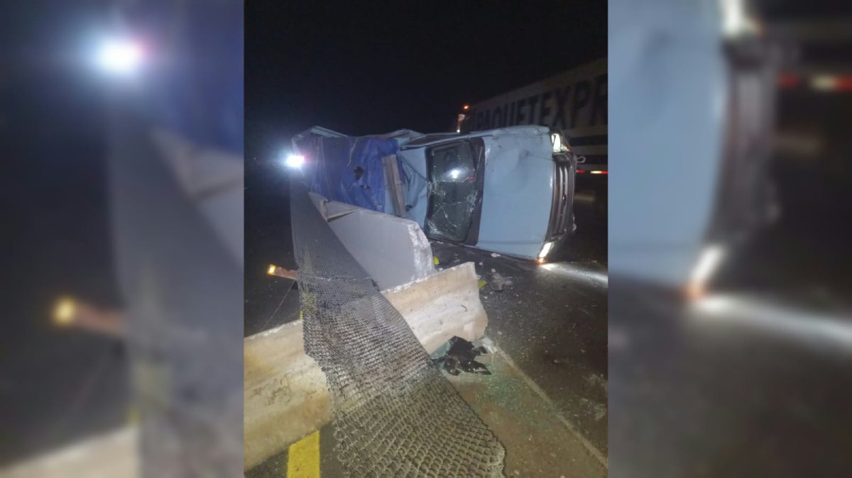 vuelca camioneta tras choque con trailer en la mexico en guasave