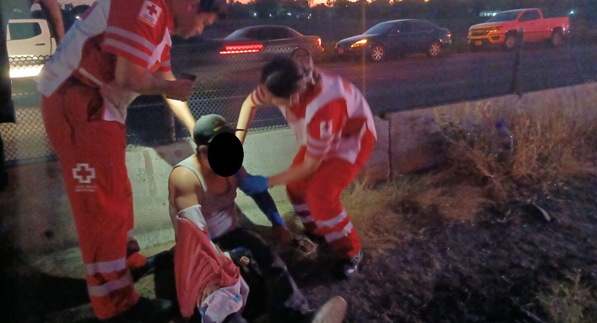 Vuelca camioneta en la México 15 en Benito Juárez, Guasave, Sinaloa; conductor resulta lesionado