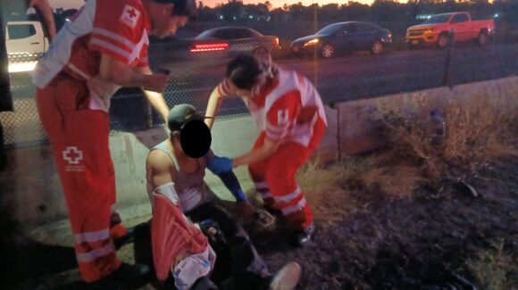 Vuelca camioneta en la México 15 en Benito Juárez, Guasave, Sinaloa; conductor resulta lesionado