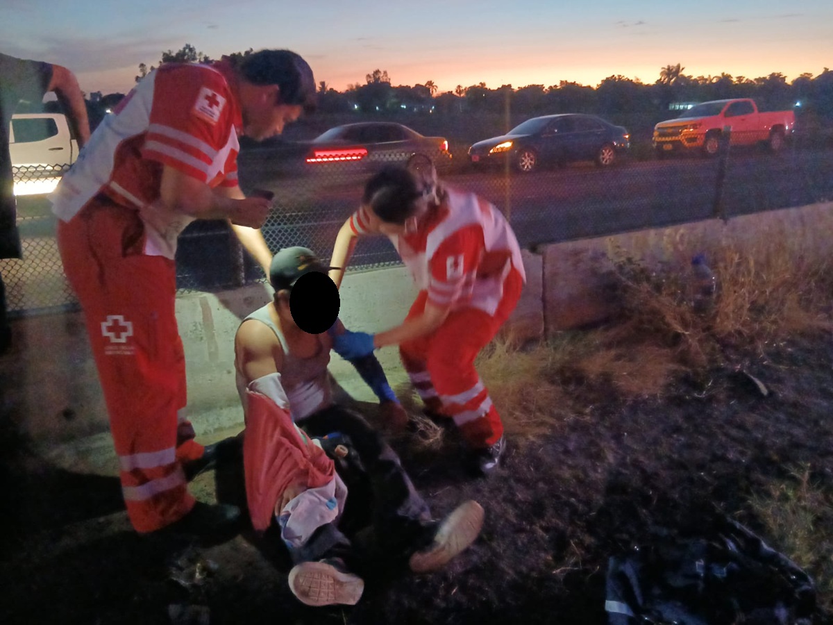 Vuelca conductor sobre la México 15, en Batamote, Guasave