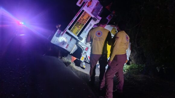 Vuelca nodriza que transportaba diésel en la carretera internacional México 15, a la altura de La Cruz en Guasave