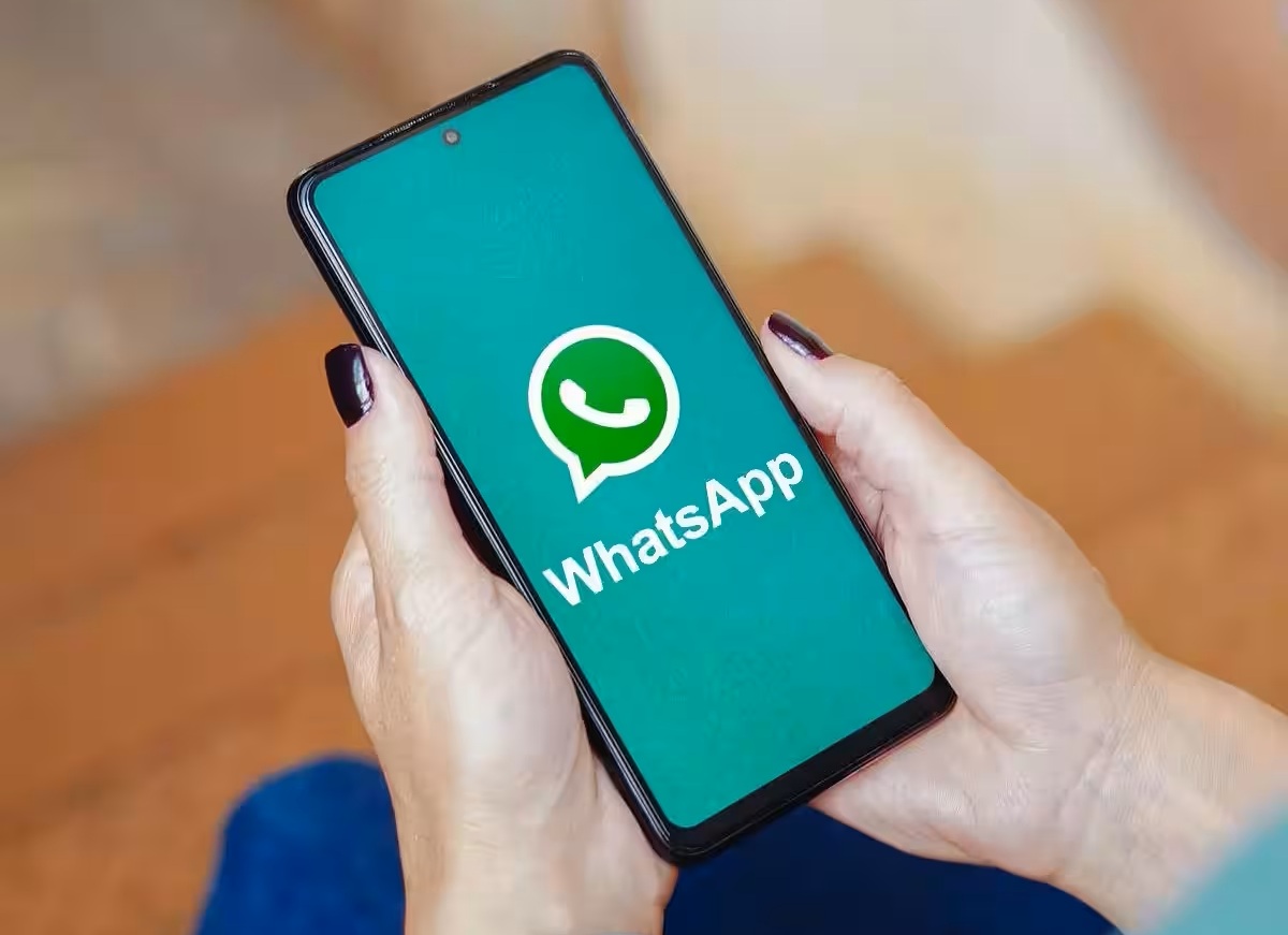 WhatsApp en pantalla de celular