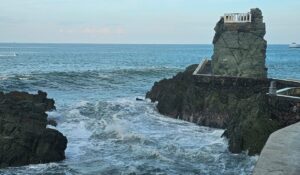 Restringen clavados en la Sánchez Taboada de Mazatlán, Sinaloa, tras muerte de hombre en el mar; Fiscalía investiga